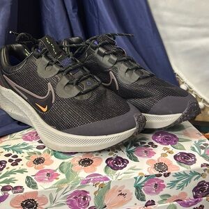 WMNS Nike Zoom Winflo 8 Shield Athletic Sneaker Black